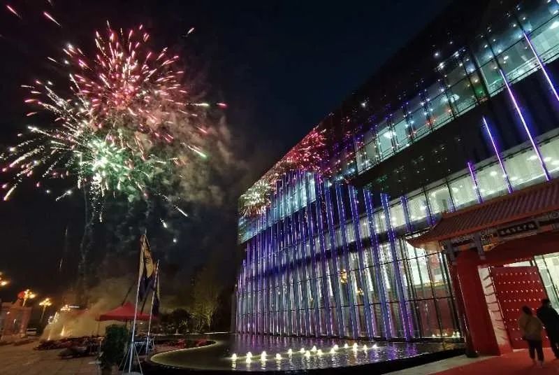 ��˳���㳡����չ��ҫ����Ļ,����ﹲ��һ��ʢ��֮Լ